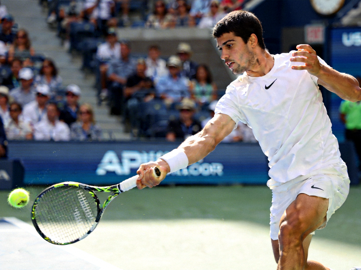 网球运动员卡洛斯·阿尔卡拉斯比赛照片